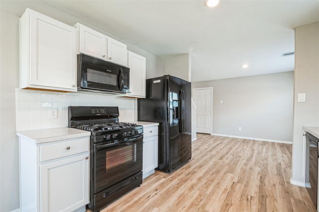 827 Deerhurst Lane, Magnolia, TX 77354