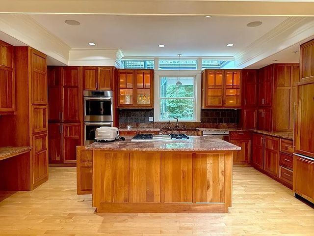 9 Sunny Knoll Ter, Lexington, MA 02421