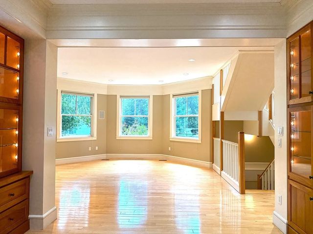 9 Sunny Knoll Ter, Lexington, MA 02421