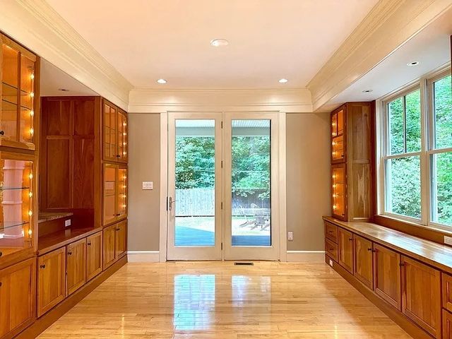 9 Sunny Knoll Ter, Lexington, MA 02421