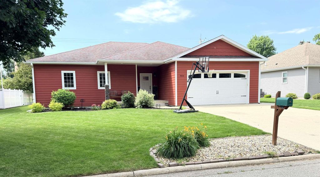 904 Poplar St, Osage, IA 50461