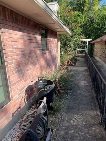 102 Aspen, Kerrville, TX 78028