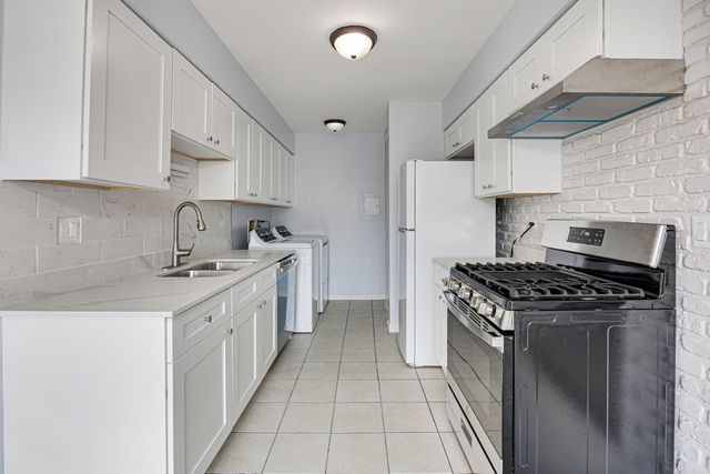 7557 BRISTOL Lane 1, Hanover Park, IL 60133
