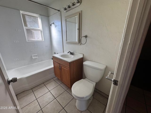 2323 E MITCHELL Drive, Phoenix, AZ 85016