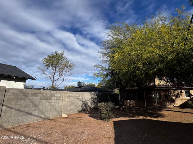 2323 E MITCHELL Drive, Phoenix, AZ 85016