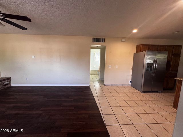 2323 E MITCHELL Drive, Phoenix, AZ 85016