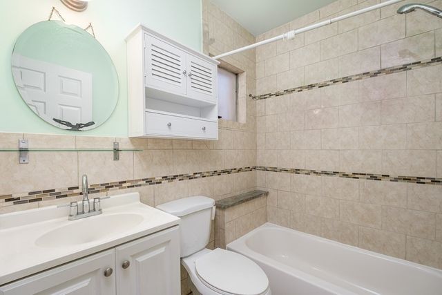 7 Orchard St 1, Newton, MA 02458