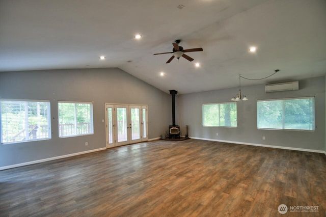 12515 Hubbard Street SE, Rainier, WA 98576