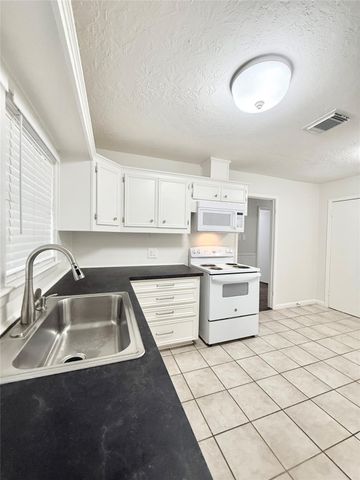 523 Wisteria Street, Lake Jackson, TX 77566