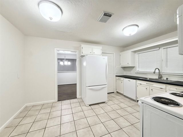 523 Wisteria Street, Lake Jackson, TX 77566