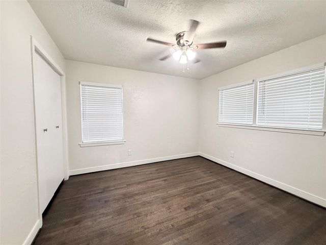 523 Wisteria Street, Lake Jackson, TX 77566