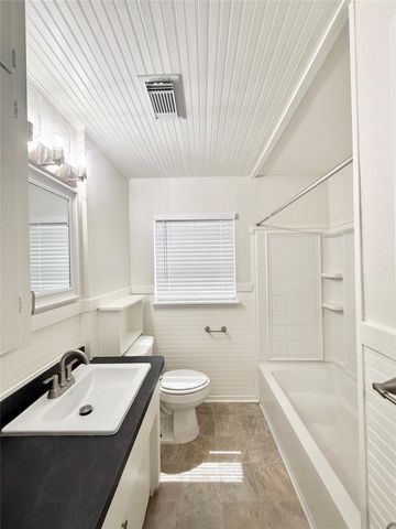 523 Wisteria Street, Lake Jackson, TX 77566