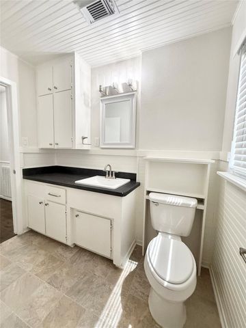 523 Wisteria Street, Lake Jackson, TX 77566