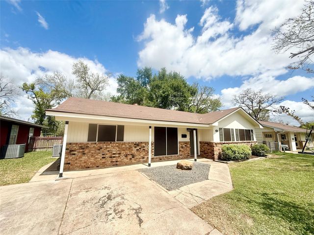 523 Wisteria Street, Lake Jackson, TX 77566