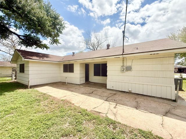523 Wisteria Street, Lake Jackson, TX 77566