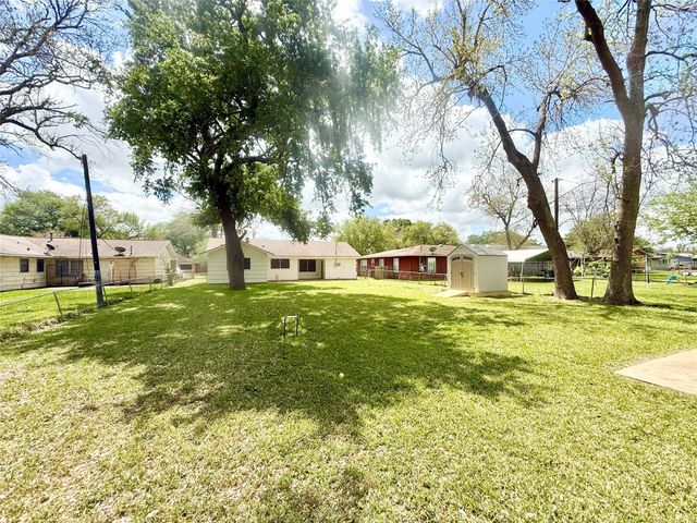 523 Wisteria Street, Lake Jackson, TX 77566