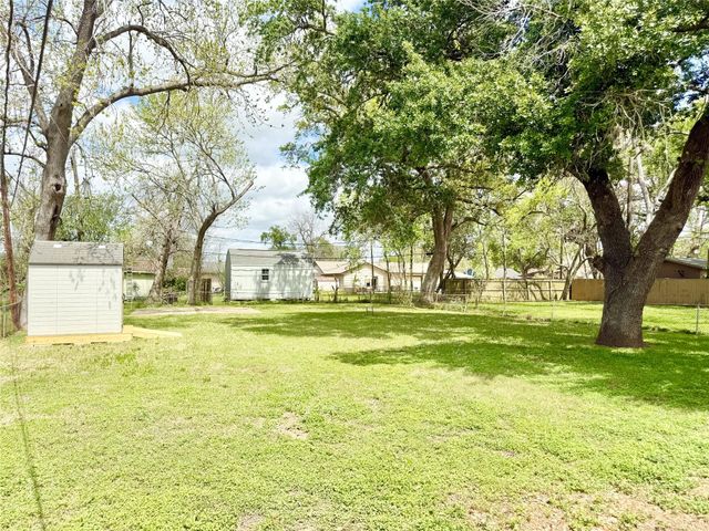 523 Wisteria Street, Lake Jackson, TX 77566