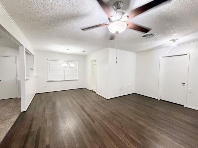 523 Wisteria Street, Lake Jackson, TX 77566