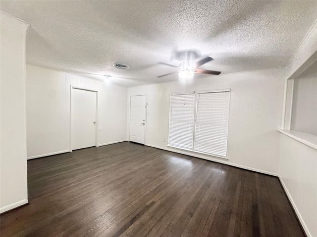 523 Wisteria Street, Lake Jackson, TX 77566