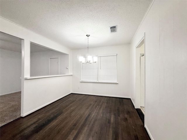 523 Wisteria Street, Lake Jackson, TX 77566