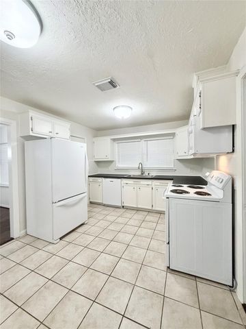 523 Wisteria Street, Lake Jackson, TX 77566