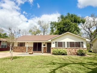 523 Wisteria Street, Lake Jackson, TX 77566