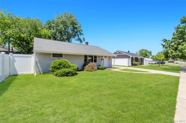 23 Kevin Lane, Bethpage, NY 11714