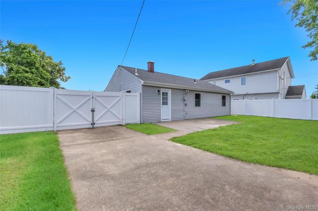 23 Kevin Lane, Bethpage, NY 11714