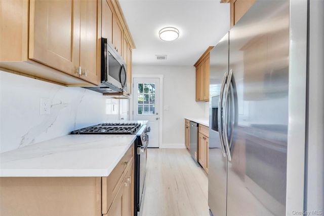 23 Kevin Lane, Bethpage, NY 11714