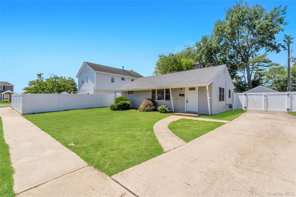 23 Kevin Lane, Bethpage, NY 11714