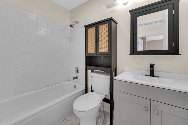 317 Lincoln Court C, Bloomingdale, IL 60108