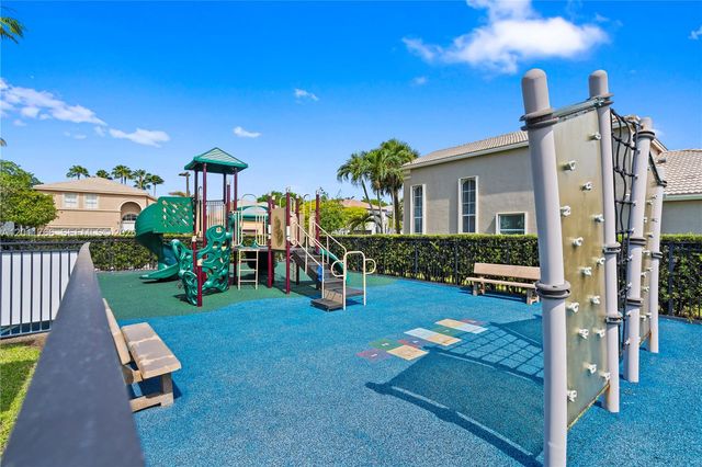 980 SW 171st Ter, Pembroke Pines, FL 33027