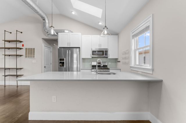 11 Church St. 3, Somerville, MA 02143