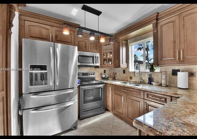 985 NE 33rd Ter 201, Homestead, FL 33033