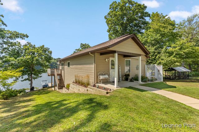 6525 Woods Trail Drive, Delton, MI 49046