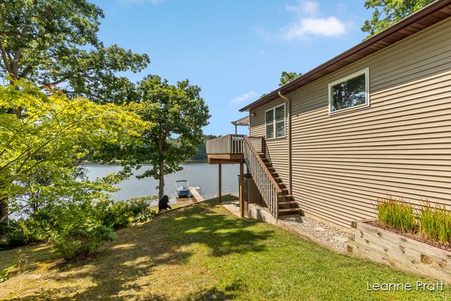 6525 Woods Trail Drive, Delton, MI 49046