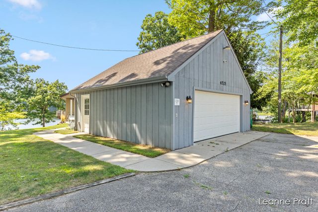 6525 Woods Trail Drive, Delton, MI 49046