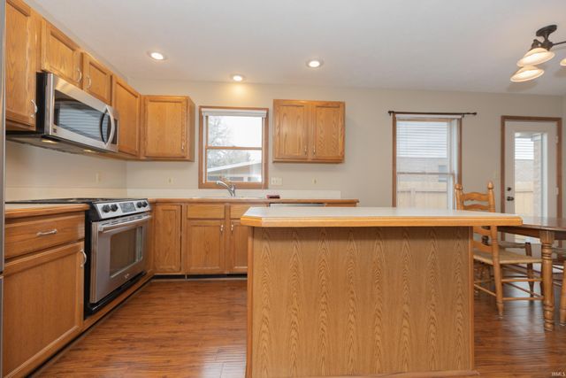 437 Hollybush Lane, Evansville, IN 47715