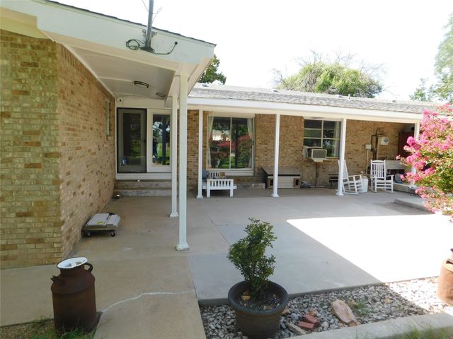 202 River Oaks Road, Early, TX 76802