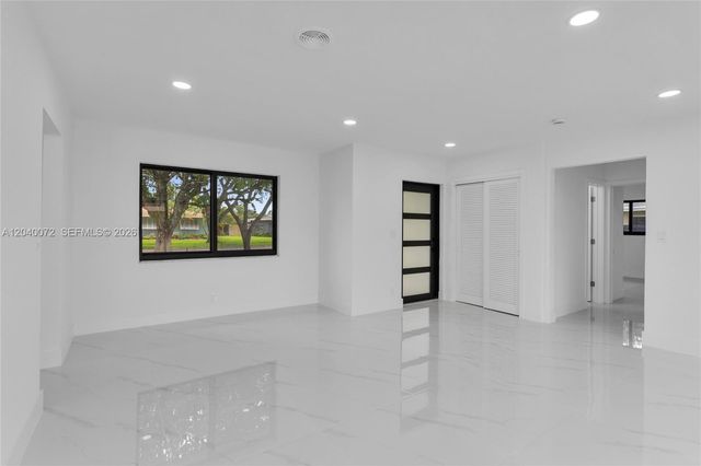 6940 NW 6th St, Plantation, FL 33317