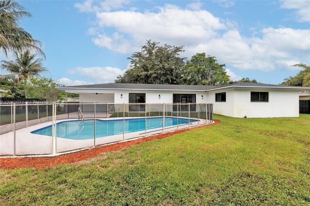 6940 NW 6th St, Plantation, FL 33317