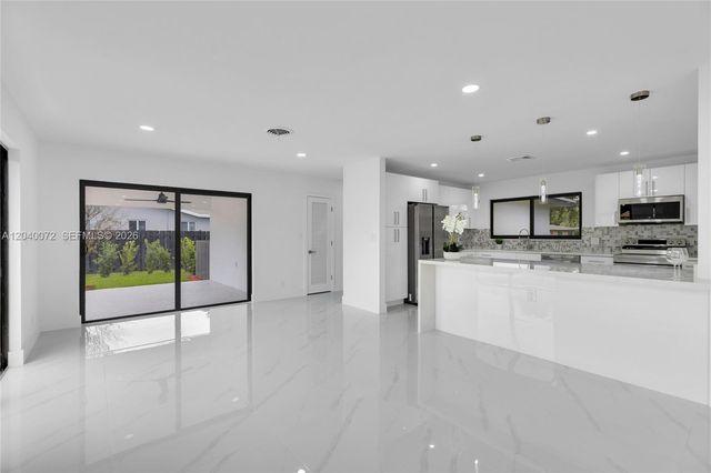 6940 NW 6th St, Plantation, FL 33317