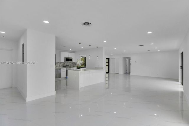 6940 NW 6th St, Plantation, FL 33317