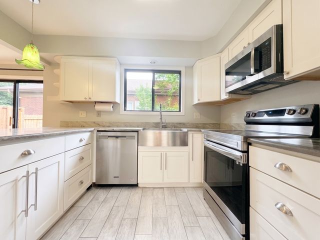 1750 Henley Street 25, Glenview, IL 60025