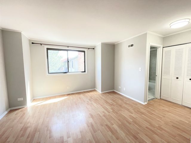 1750 Henley Street 25, Glenview, IL 60025