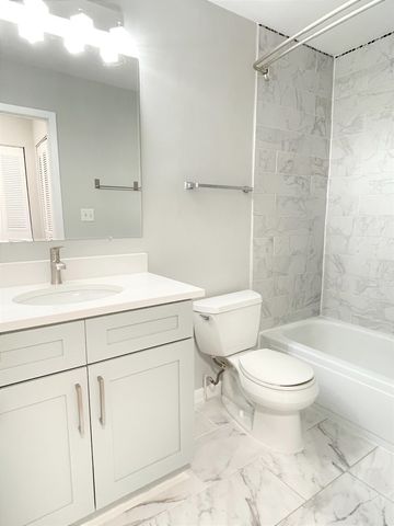 1750 Henley Street 25, Glenview, IL 60025