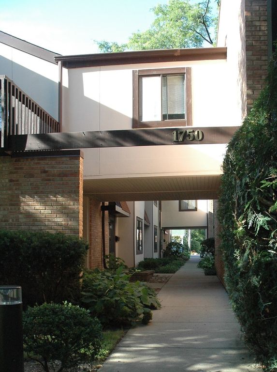 1750 Henley Street 25, Glenview, IL 60025