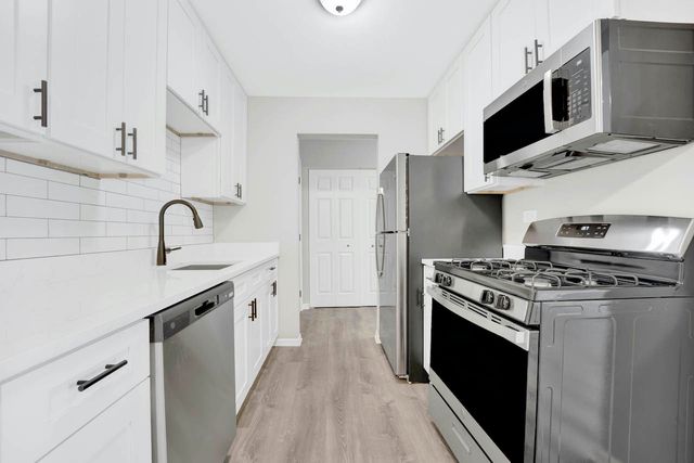 141 W 63rd Street G208, Westmont, IL 60559