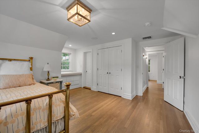 4 Sunset Lane, Port Washington, NY 11050