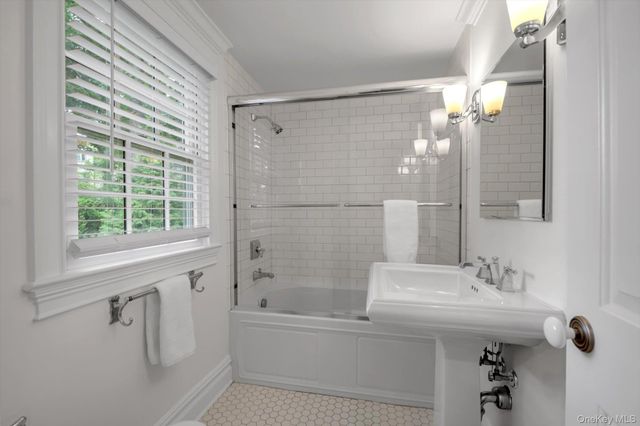 4 Sunset Lane, Port Washington, NY 11050